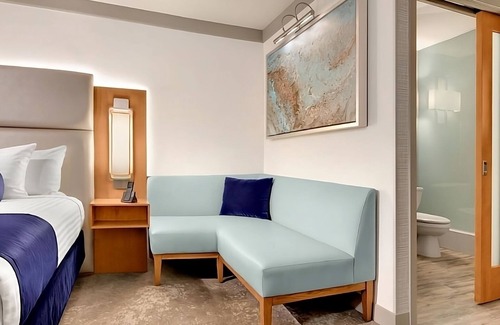 Gateway District Hotel | Las Vegas Vacation! Pool, Game Room, Casino, Parking! Near The Neon Museum