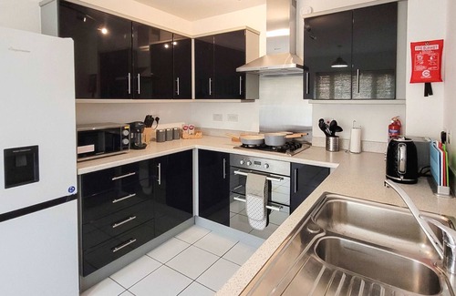 Peterborough House | Last Minute Deals | 4BR House of Four Chimneys