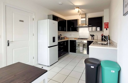 Peterborough House | Last Minute Deals | 4BR House of Four Chimneys
