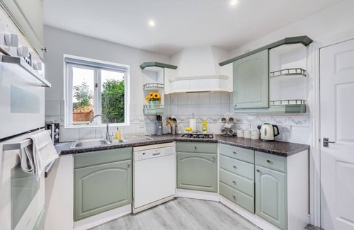 Bletchley House | LastMinDiscount | Detached House | Free Parking