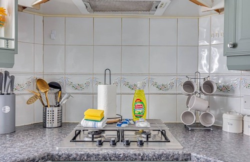 Bletchley House | LastMinDiscount | Detached House | Free Parking