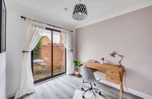Bletchley House | LastMinDiscount | Detached House | Free Parking