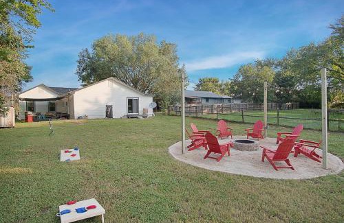 Franklin Estates House | LaTexienda - 7min to A&M - Firepit - Volleyball - BBQ