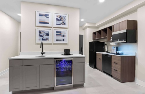 Tinton Falls Hotel | Latitude Suites Tinton Falls Eatontown/BW Premier Collection