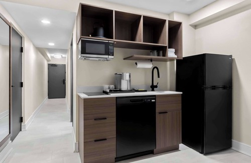 Tinton Falls Hotel | Latitude Suites Tinton Falls Eatontown/BW Premier Collection