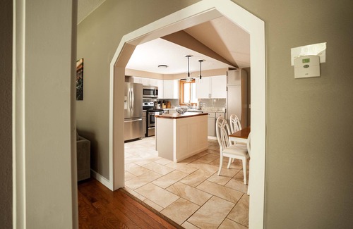Elkhorn House | Lauderdale Lakes Stay: Seasonal Hot Tub & Firepit