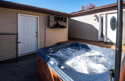 Elkhorn House | Lauderdale Lakes Stay - Seasonal Hot Tub & Firepit