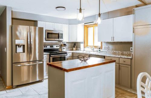 Elkhorn House | Lauderdale Lakes Stay - Seasonal Hot Tub & Firepit