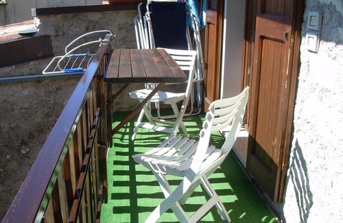 Castelletto Apartment | Laura apartment with balcony, garden and lake view