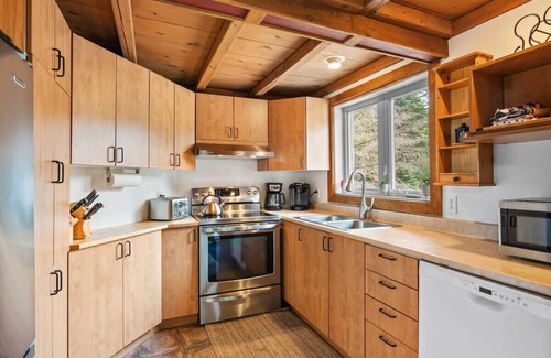 Val David Apartment | LAURA – Cozy Chalet with 4-Season Spa Val David