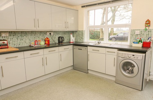 Embsay Cottage | LAUREL BANK COTTAGE, pet friendly, with a garden in Embsay