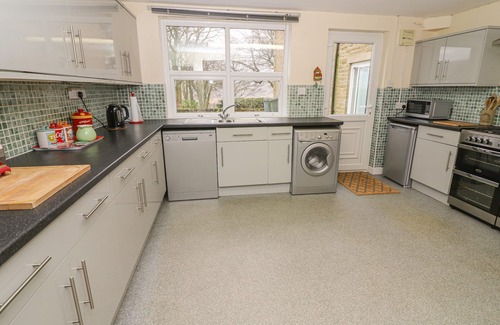 Embsay Cottage | LAUREL BANK COTTAGE, pet friendly, with a garden in Embsay