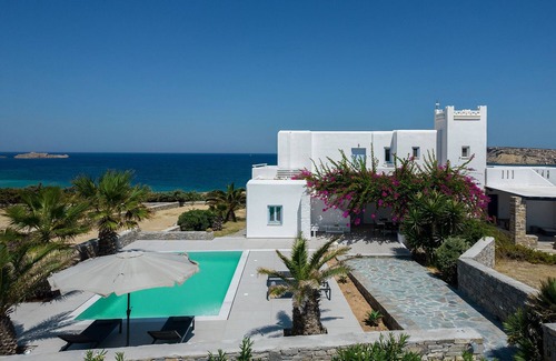 Naousa House | Laurier Blanc, Cycladic style house, on the seaside with private swimming pool.