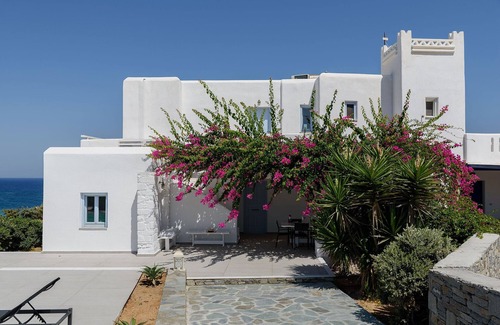 Naousa House | Laurier Blanc, Cycladic style house, on the seaside with private swimming pool.