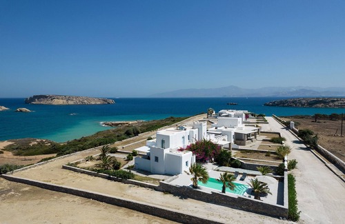 Naousa House | Laurier Blanc, Cycladic style house, on the seaside with private swimming pool.