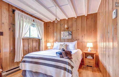 Val David Cabin | Lausanne, A nice vintage cottage in Village Suisse resort, in heart of Val-David