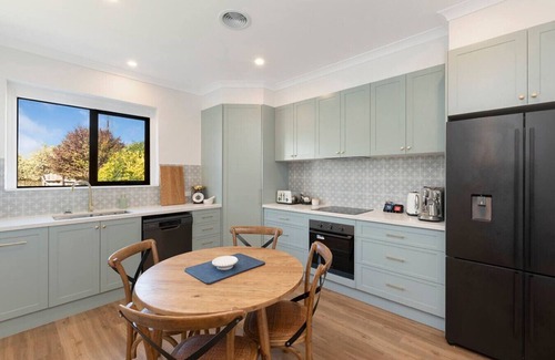 Warrnambool Apartment | Lava House WIFI central heating/cooling CBD