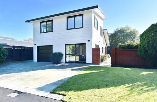 Burnside House | Lavandula 4 Bedroom-4 Bedroom holiday home in Burnside