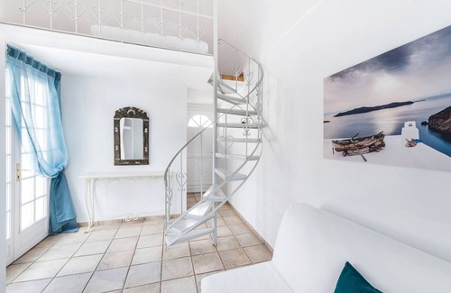 Perissa Bed & Breakfast | LavaRock Villa