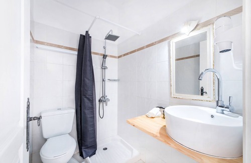 Perissa Bed & Breakfast | LavaRock Villa