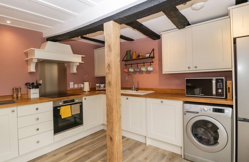 Malvern House | LAVENDER COTTAGE, pet friendly, luxury holiday cottage in Malvern