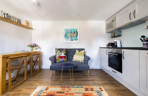 Alresford Villa | Lavender Folly - Cosy Accommodation Alresford