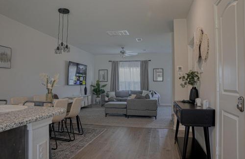 Dallas Apartment | Lavida, Luxury 6BRM, Sleeps 16, Backyard, Dallas TX