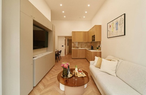 Marais Apartment | Lavie Maison Marais AC Hot Tub