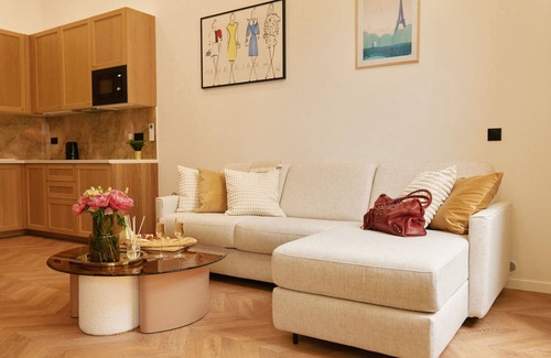 Marais Apartment | Lavie Maison Marais AC Hot Tub