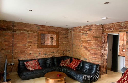 Montpellier Apartment | Lavish Apartment at Montpellier Gardens