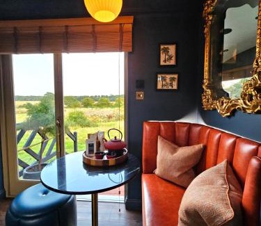Chessington House | Lavish Country Retreat 30mins Taxi Ride From West London