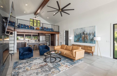 Mount Vernon House | Lavish Lake Getaway W/180* Views+ Boat Dock