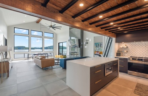 Mount Vernon House | Lavish Lake Getaway W/180* Views+ Boat Dock