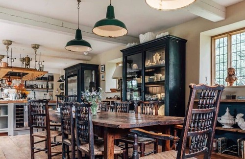Hales House | Lavish Tudor Estate & Gardens - Sleeps 25!