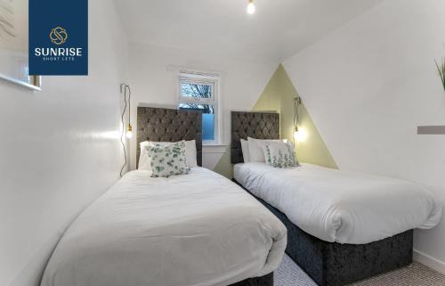 Dundee Apartment | LAW 3 - has 3 rooms, 5 Beds, 1 Bathroom, Free Parking, WiFi, Contractors, Tourists, Relocation, Business, Travellers, Central - Long Stays, INVOICE and REDUCED PRICE are only via SUNRISE SHORT LETS Dundee