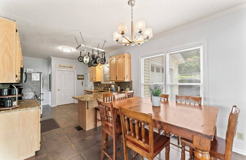 Wilsonville House | Lay Lake - On main Channel in private area. With Hot Tub and Kayaks