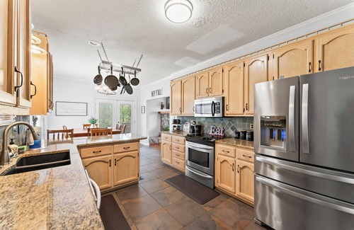 Wilsonville House | Lay Lake - On main Channel in private area. With Hot Tub and Kayaks