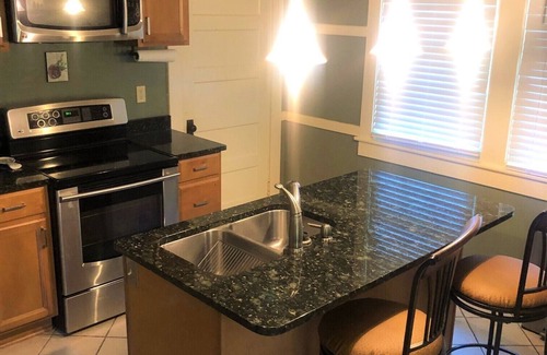 Oakley House | Laze Daze Hideaway Comfortable 2-Bedroom Bungalow