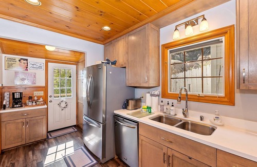 Fawnskin Cabin | Lazy Lake by Destination Big Bear: Million Dollar Views in Fawnskin Nestled to National Forest!