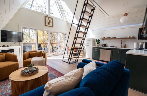 McArthur Cabin | Lazy Lane Cabins- Cherry Hollow