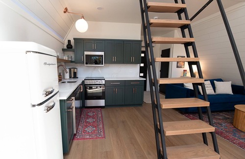 McArthur Cabin | Lazy Lane Cabins- Cherry Hollow