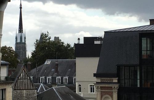 Quartier Vieux Marche-Cathedrale Apartment | Le 4B - Le Tiki