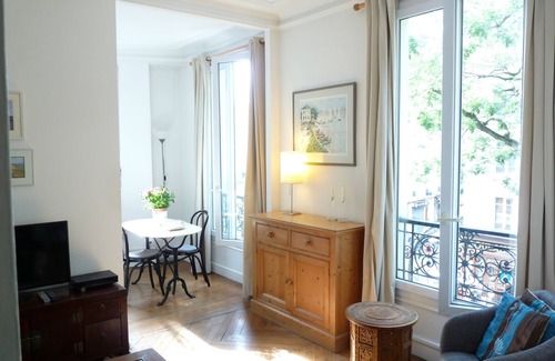 Parc-de-Montsouris Apartment | Le Alesia : Classic French Apartment in Historic Montparnasse Area