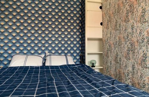 Noisy-le-Sec Apartment | Le Balcon Rouge