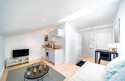 Bussiere - Cadiere Apartment | Le Californie - Agréable studio avec parking privé
