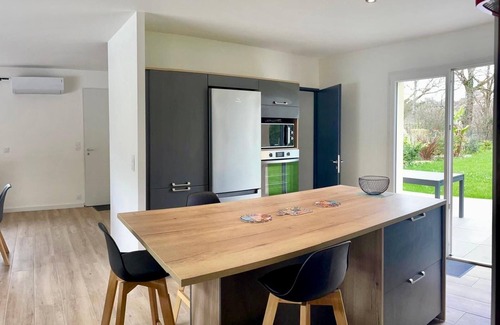 Sauveterre-de-Bearn Villa | Le chant du Gave- Bright new house with swimming pool- River below