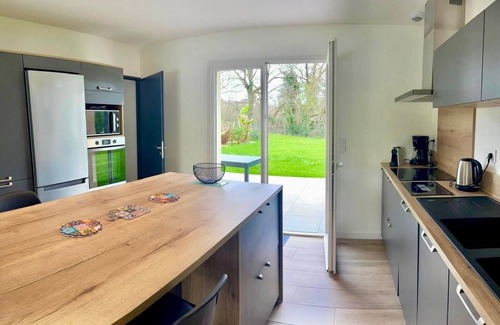 Sauveterre-de-Bearn Villa | Le chant du Gave- Bright new house with swimming pool- River below
