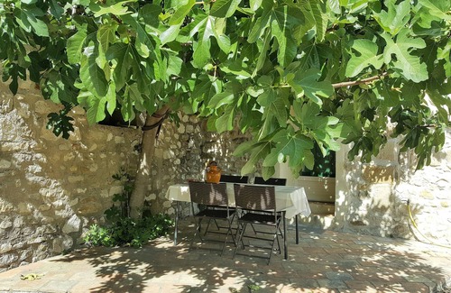 Saint-Dezery Cottage | Le Clos Massadau, former home of shepherd