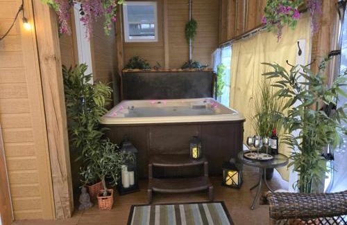 Pointe-de-Sainte-Foy House | Le Cozy Retreat Private Spa Wine & Relaxing Escape