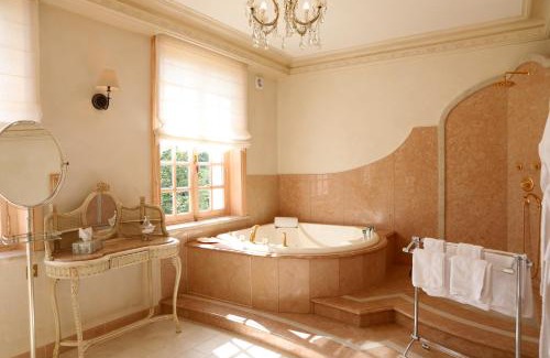 Saint-Gatien-des-Bois Bed & Breakfast | Le Domaine Du Lieu Athan ,réservé aux adultes